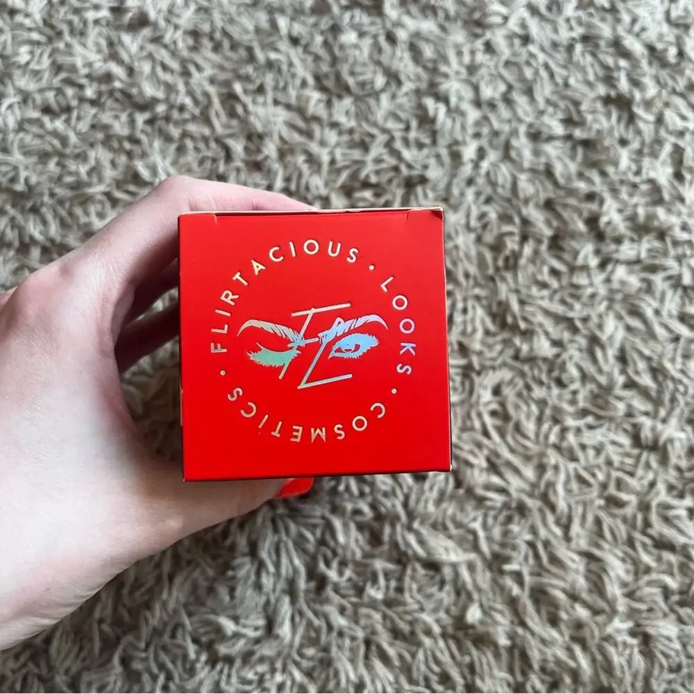 NWT! Flirtatious Looks Cosmetics The Perfect Duel: Foundation Travel Set